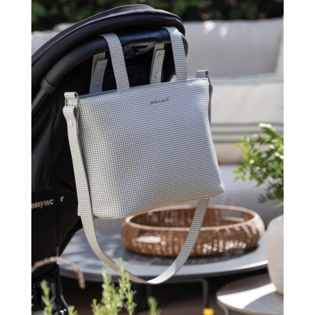 Bolso Crossbody Little Bloom de Pasito a Pasito colgada en el manillar del carrito