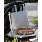 Bolso Crossbody Little Bloom de Pasito a Pasito colgada en el manillar del carrito