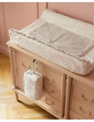 Cambiador con funda Little Bloom de Pasito a Pasito colocado encima de un mueble cómoda