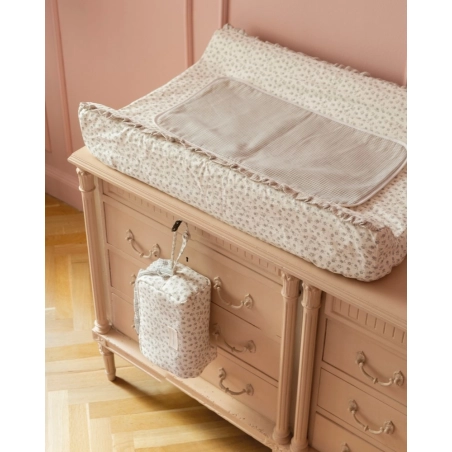 Cambiador con funda Little Bloom de Pasito a Pasito colocado encima de un mueble cómoda