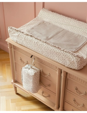 Cambiador con funda Little Bloom de Pasito a Pasito colocado encima de un mueble cómoda