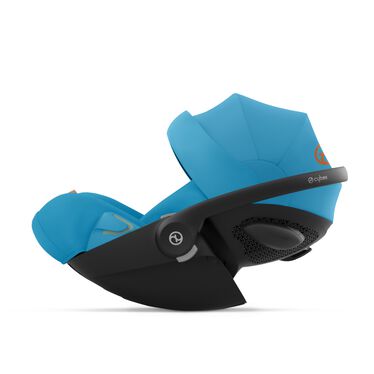 Para que tanto los viajes en coche como los paseos sean cómodos, la Silla de Coche Portabebé Cybex Cloud G i-Size es transpirable. Su sistema de ventilación integral con orificios integrados en la carcasa permite la óptima circulación del aire. Así, tu bebé viaja más cómodo en el coche.